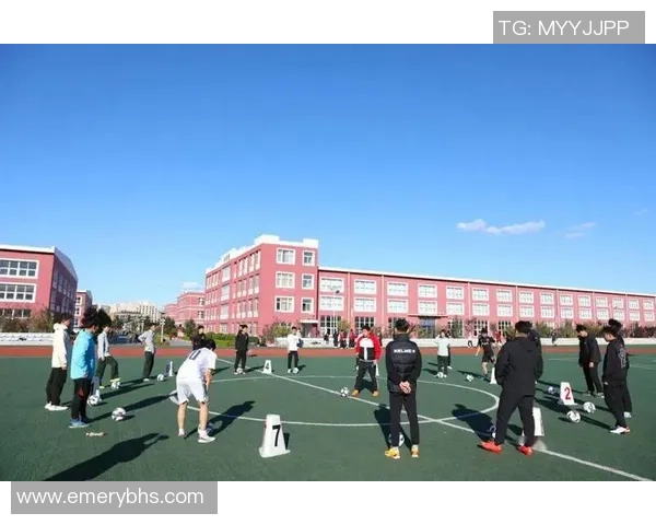 足球社团活动丰富多彩成员积极参与促进友谊与团队精神的建设与发展